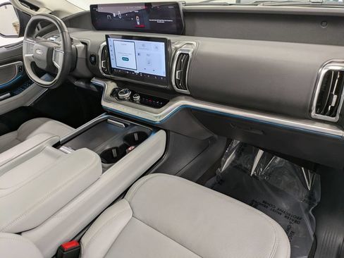 Used 2025 Ford Expedition Platinum AWD/4WD image 30