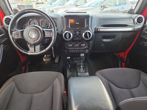 Used 2014 Jeep Wrangler Unlimited Sahara w/ Connectivity Group image 19