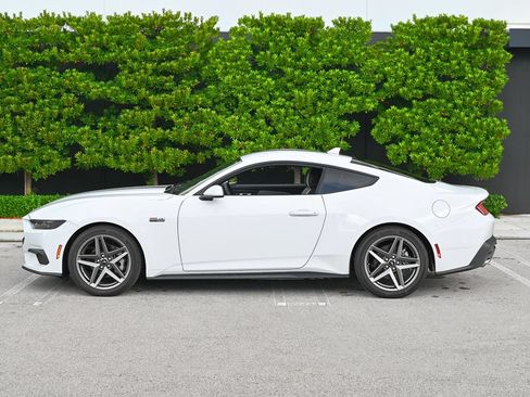 Used 2025 Ford Mustang Coupe RWD image 7