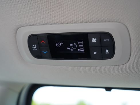 Used 2024 Chrysler Pacifica Touring-L FWD image 6