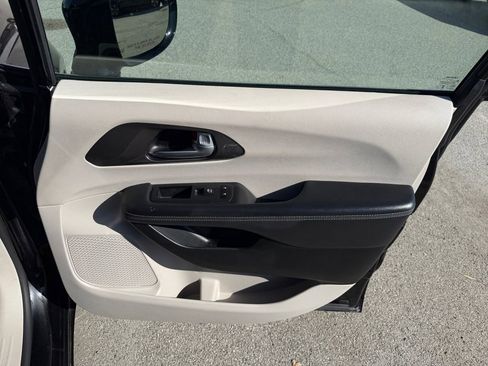 Used 2024 Chrysler Pacifica Touring-L image 27