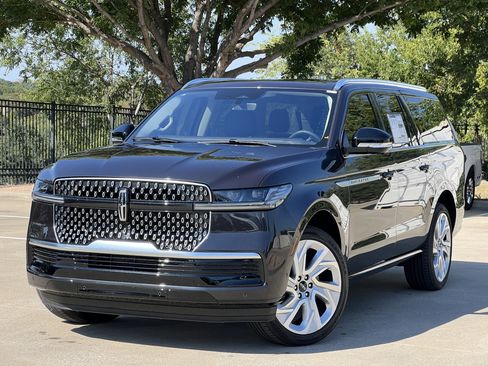 New 2025 Lincoln Navigator L Reserve image 2