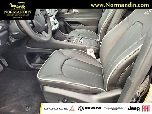 New 2027 Chrysler Pacifica Limited w/ Family Tech Group AWD/4WD image 9