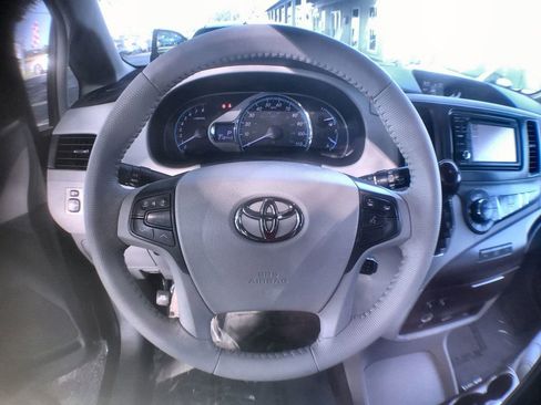 Used 2014 Toyota Sienna XLE image 15