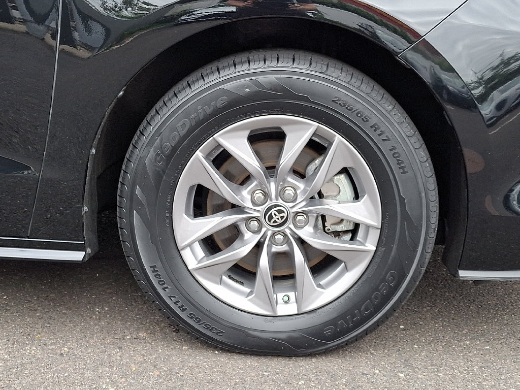 Certified 2025 Toyota Sienna XLE FWD image 8
