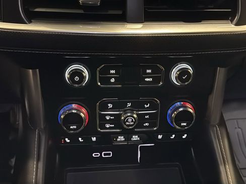 Used 2024 GMC Yukon SLT w/ SLT Luxury Package AWD/4WD image 28