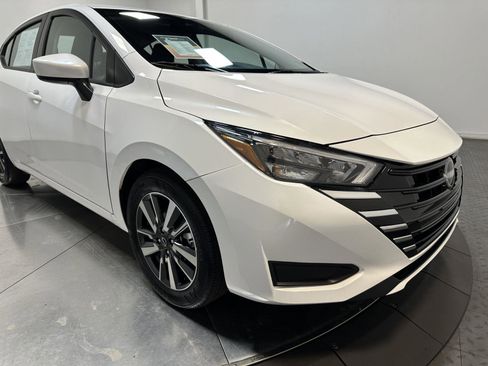 Used 2025 Nissan Versa SV FWD image 3