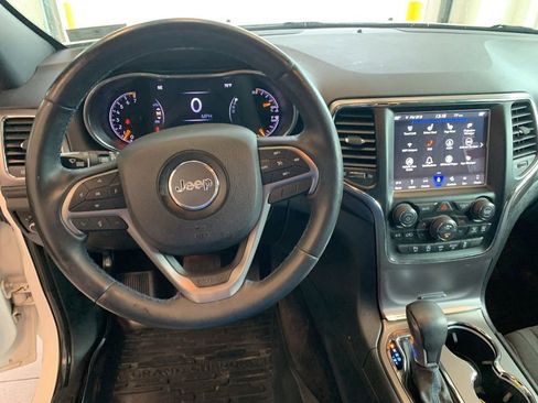 Used 2018 Jeep Grand Cherokee Laredo AWD/4WD image 4