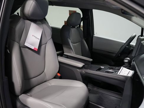 New 2026 Toyota Sienna XLE FWD image 31