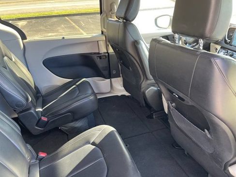 Used 2023 Chrysler Pacifica Touring-L FWD image 12