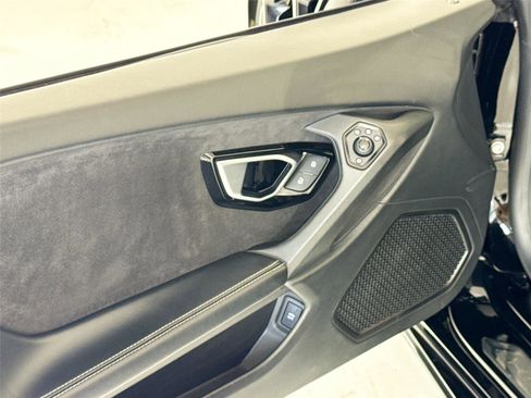 Used 2020 Lamborghini Huracan EVO image 11