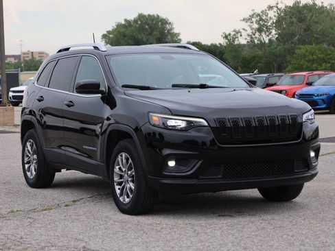 Used 2019 Jeep Cherokee Latitude Plus w/ Cold Weather Group AWD/4WD image 4