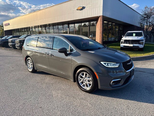 Used 2023 Chrysler Pacifica Touring-L FWD image 3