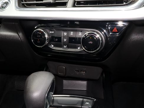Used 2025 Chevrolet Trax LT w/ LT Convenience Package FWD image 11