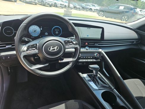 Used 2025 Hyundai Elantra SEL FWD image 16