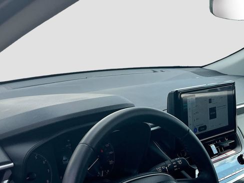 Used 2025 Toyota Corolla Cross LE FWD image 9