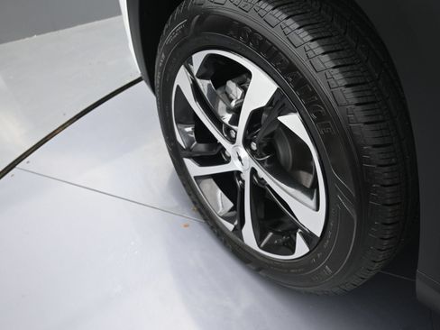 Certified 2025 Chevrolet Trax RS w/ Sunroof Package FWD image 31