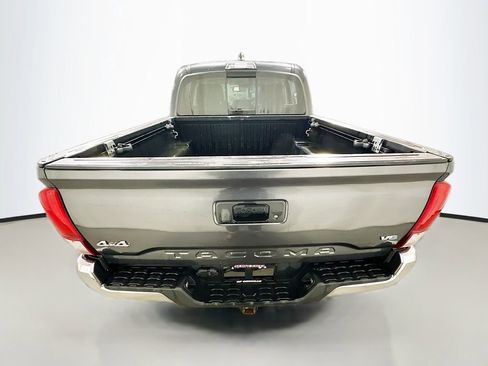 Used 2020 Toyota Tacoma SR5 AWD/4WD image 7