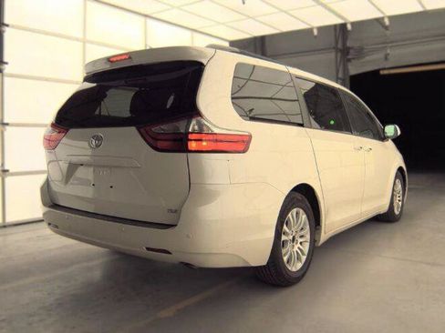 Used 2017 Toyota Sienna XLE w/ XLE Navigation Package FWD image 3