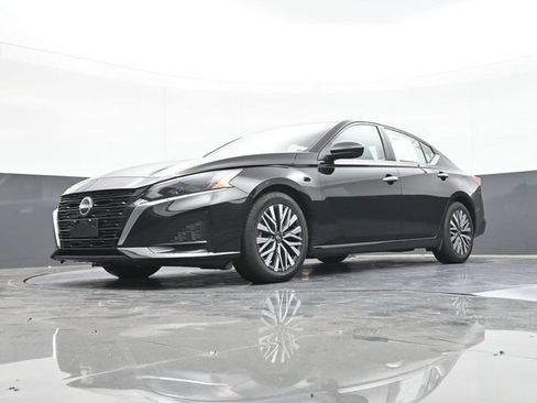 Used 2025 Nissan Altima 2.5 SV FWD image 55