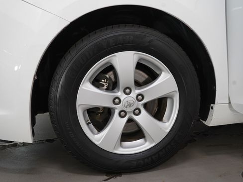 Used 2017 Toyota Sienna LE image 32