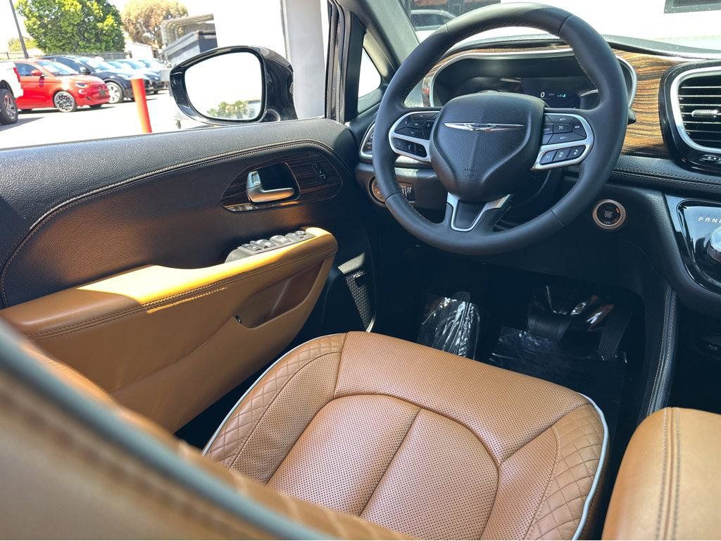Used 2023 Chrysler Pacifica Pinnacle FWD image 19