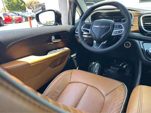 Used 2023 Chrysler Pacifica Pinnacle FWD image 19