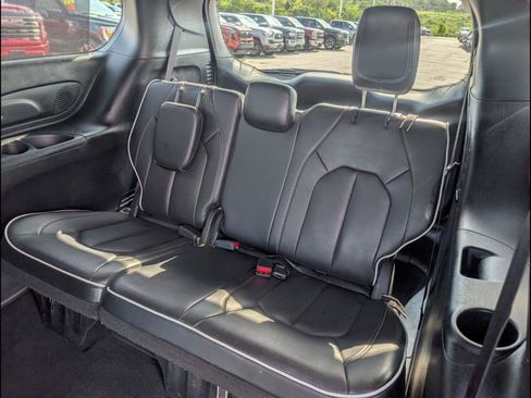Used 2025 Chrysler Pacifica Limited FWD image 13