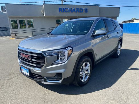 Used 2024 GMC Terrain SLE image 9