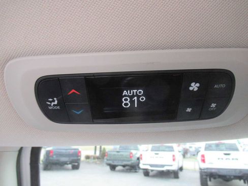 Used 2023 Chrysler Pacifica Touring-L image 40