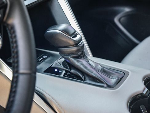 Certified 2023 Toyota Venza LE image 22