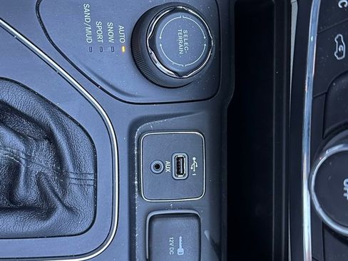 Used 2021 Jeep Cherokee Latitude Plus image 31