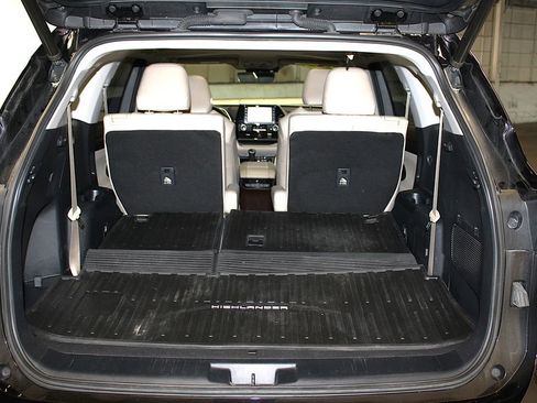 Used 2020 Toyota Highlander XLE AWD/4WD image 38
