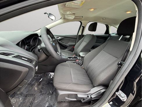 Used 2017 Ford Focus SE FWD image 2