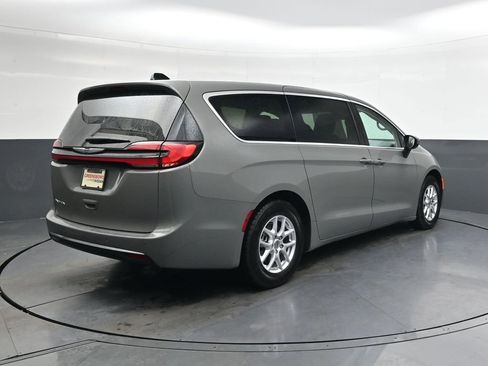 Used 2023 Chrysler Pacifica Touring-L image 4