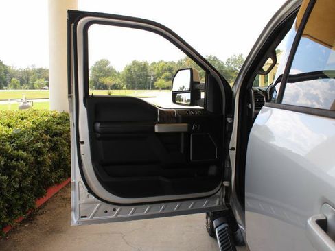 Used 2017 Ford F250 Lariat w/ Lariat Ultimate Package AWD/4WD image 36