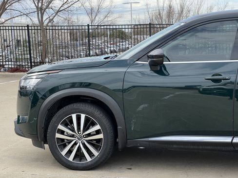 Used 2024 Nissan Pathfinder Platinum image 5
