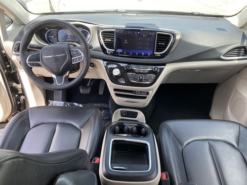 Used 2023 Chrysler Pacifica Touring-L FWD image 21
