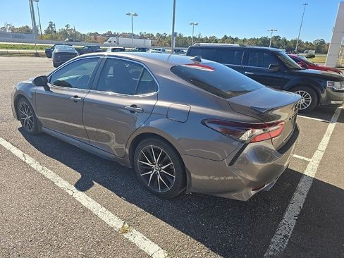 Used 2023 Toyota Camry SE image 3