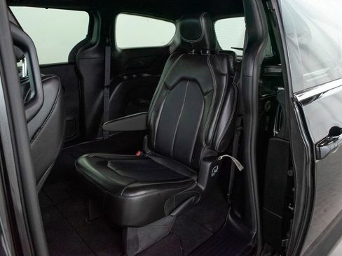 Used 2025 Chrysler Pacifica Select FWD image 9