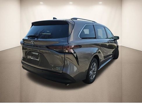 Used 2024 Toyota Sienna XLE image 3