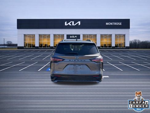 Used 2022 Toyota Sienna XSE w/ XSE Plus Package image 6