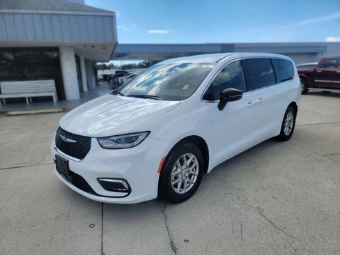 Used 2025 Chrysler Pacifica Select FWD image 1
