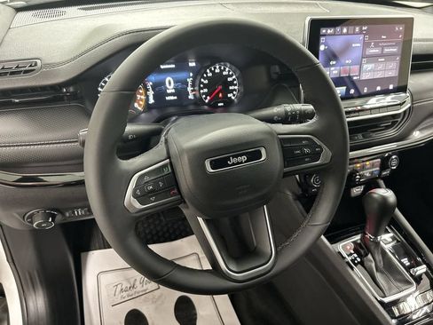 Used 2023 Jeep Compass Latitude w/ Convenience Group AWD/4WD image 4