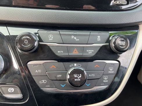 Certified 2019 Chrysler Pacifica Touring-L image 26