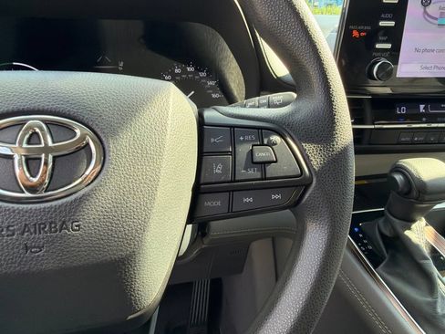 Used 2024 Toyota Sienna LE w/ LE Plus Package FWD image 18