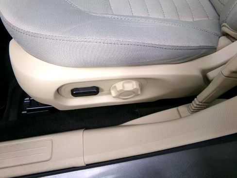 Used 2018 Ford Taurus SE image 11