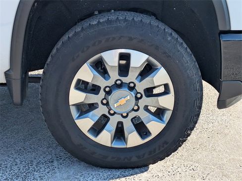Used 2024 Chevrolet Silverado 2500 Custom w/ Custom Value Package image 16