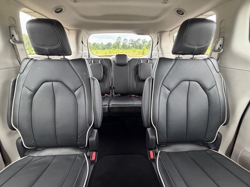 Used 2024 Chrysler Pacifica Limited FWD image 46