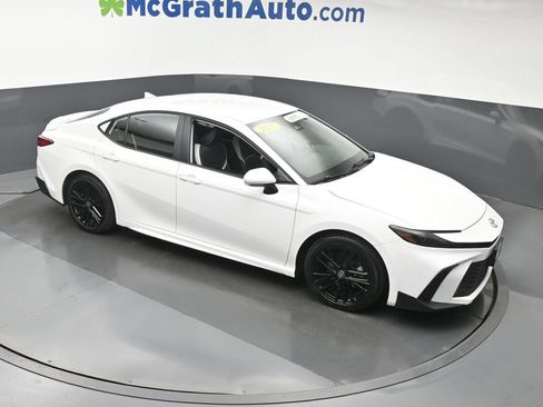 Used 2025 Toyota Camry SE FWD image 3